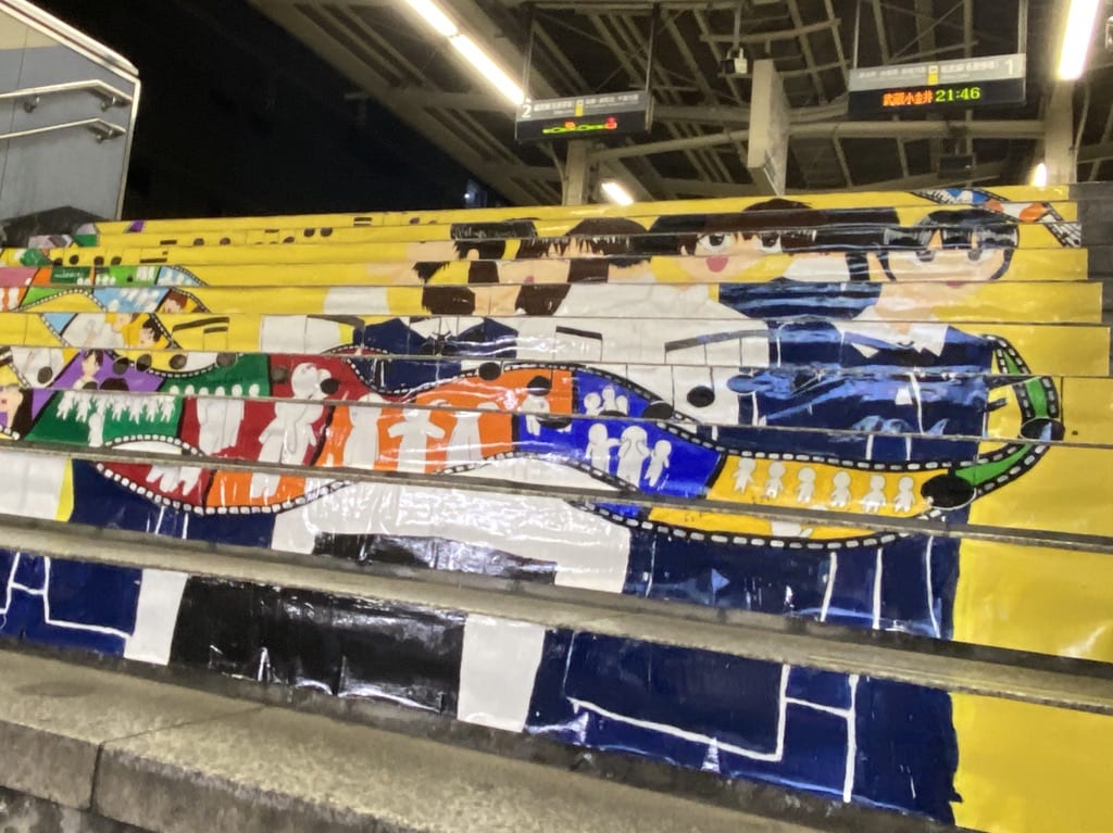 中山駅の階段アートは四中美術部が手掛けています