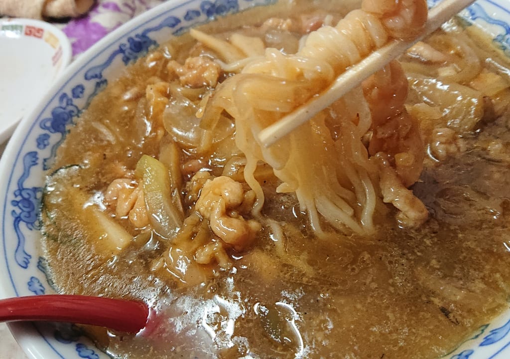 南龍飯店のザーサイ入り肉そばの麺