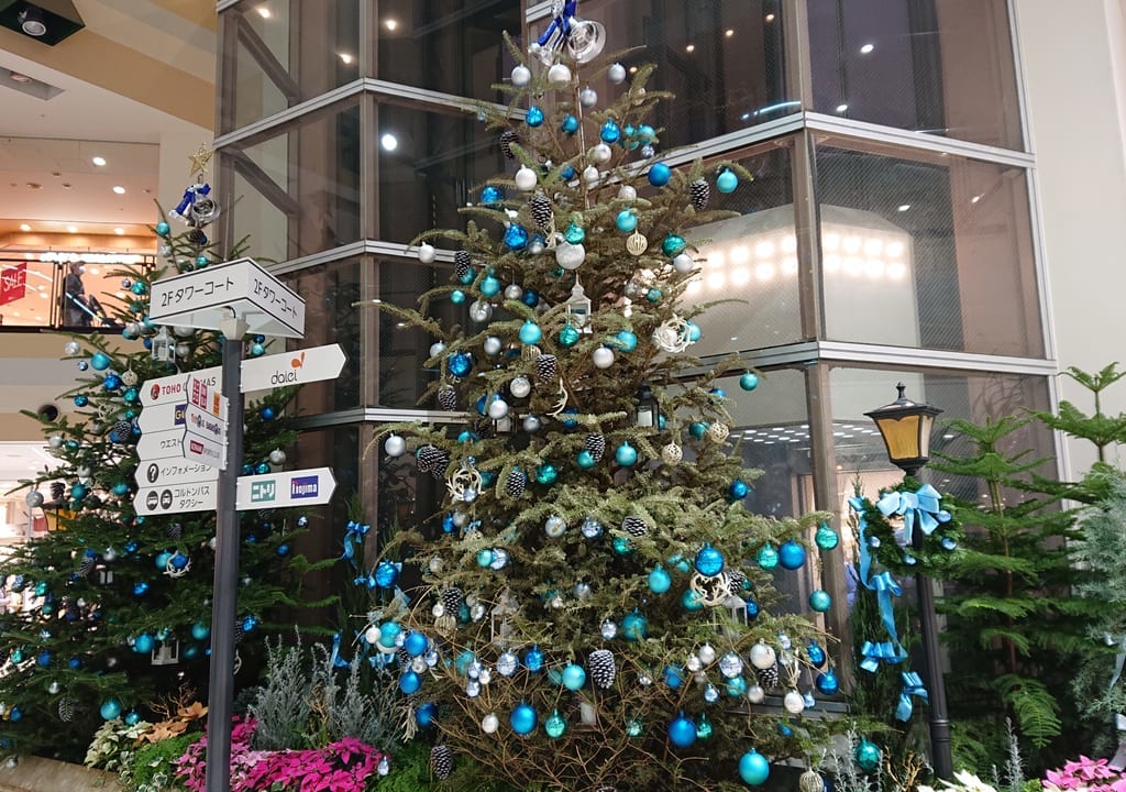 ニッケコルトンプラザの店内のクリスマスツリー