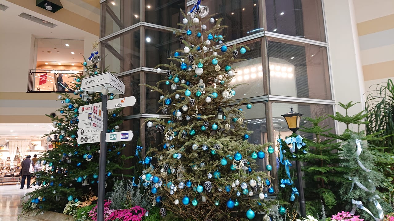 ニッケコルトンプラザの店内のクリスマスツリー
