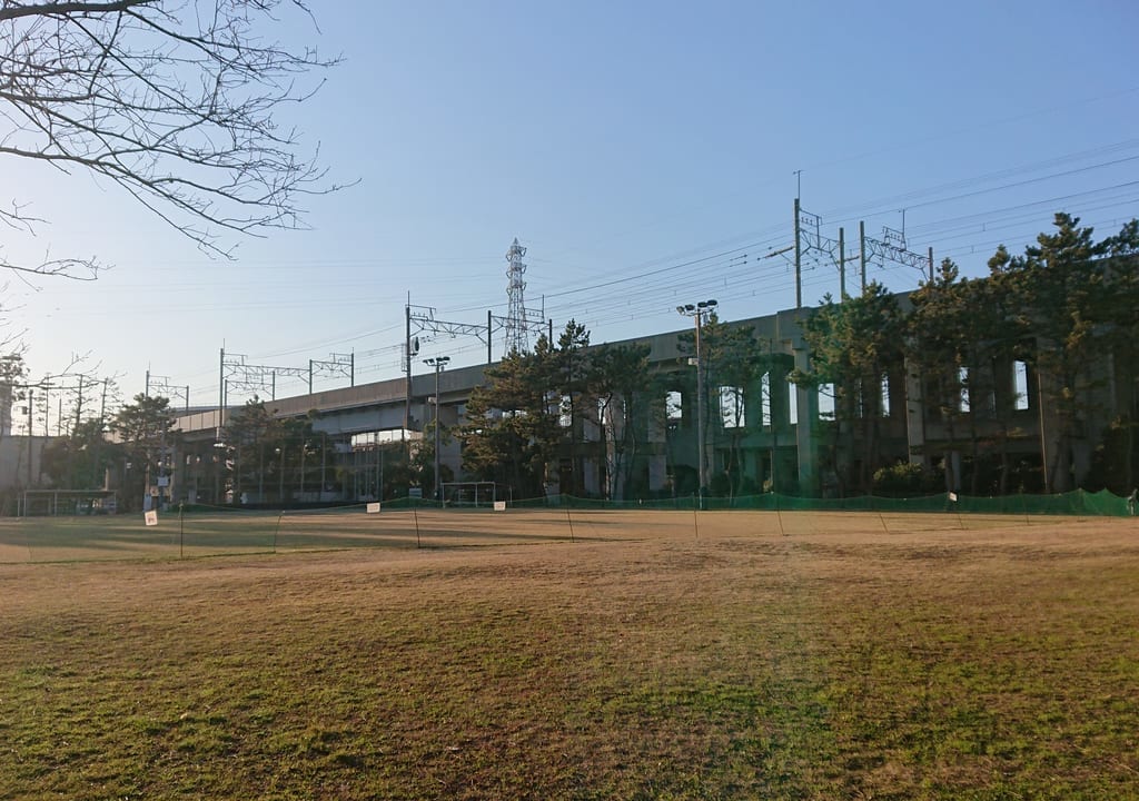 原木公園運動広場の付近の列車