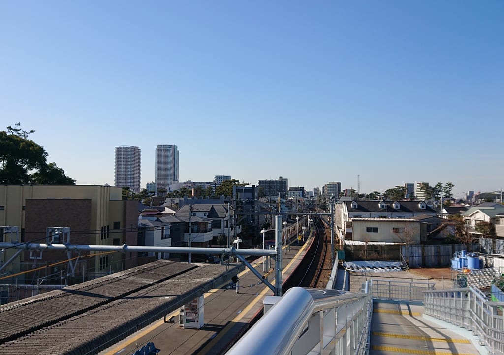京成本線菅野駅の歩道橋からみた景色