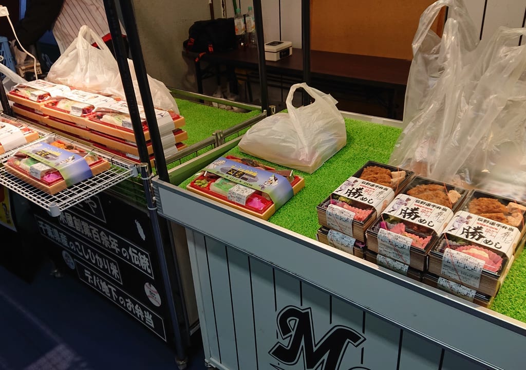 ZOZOマリンスタジアムの中で千葉商科大学付属高校生が開発したお弁当が売られていますので早速購入