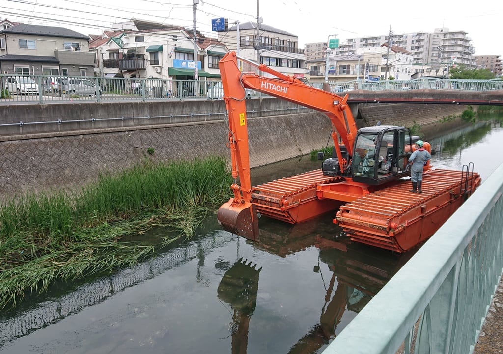 大柏川でショベルカーが工事中