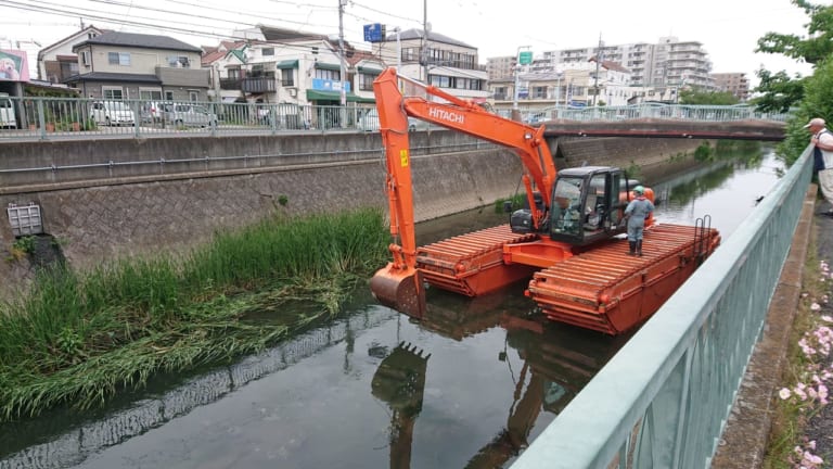 大柏川でショベルカーが工事中