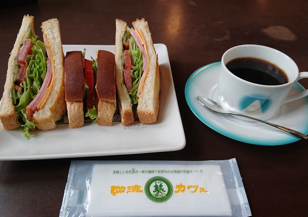 珈琲８代葵カフェ東山魁夷記念館店のサンドイッチとコーヒー