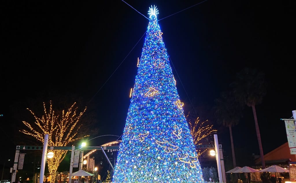 コルトンプラザの西入口のクリスマスツリーは色が変わります
