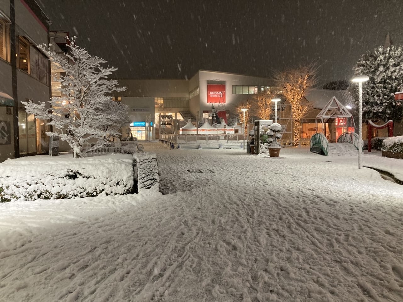 千葉県内に大雪警報発令でコルトンプラザの広場も雪景色