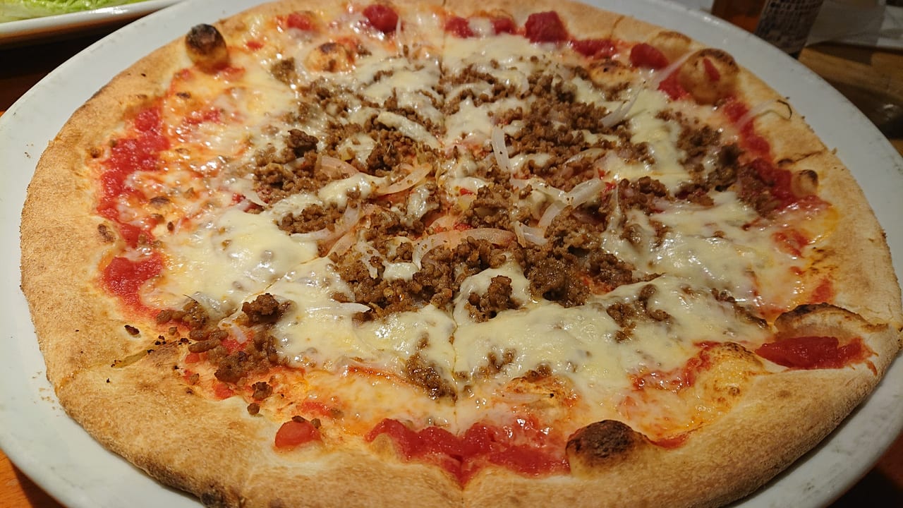 AGIO市川店の玉ねぎと挽肉のピザ