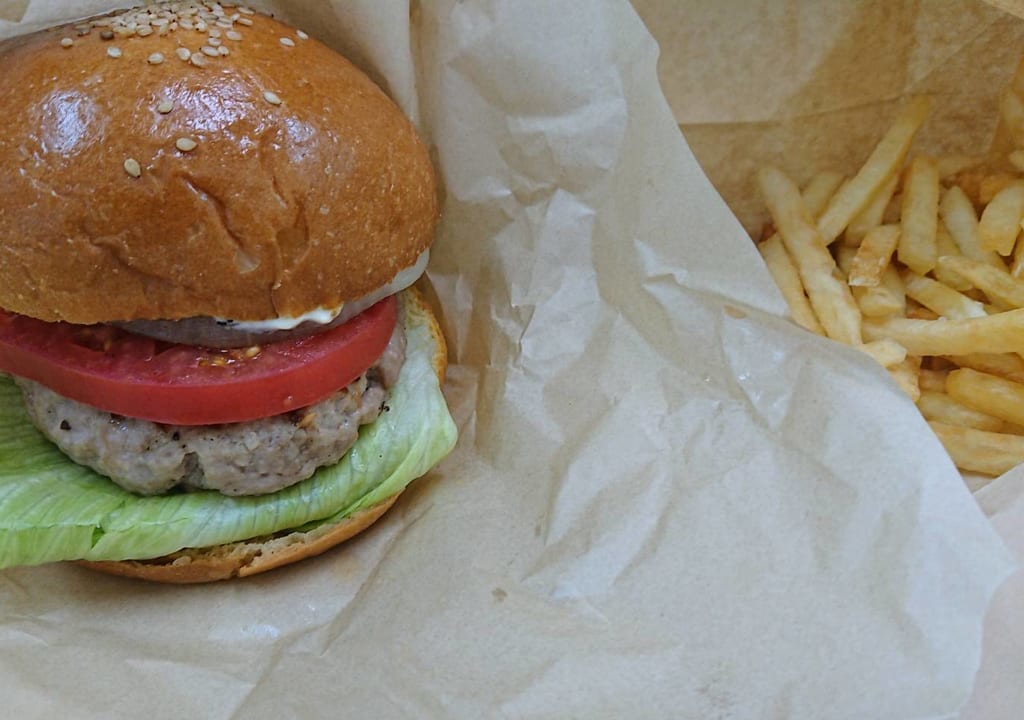 カーサディベベ （Casa di bebe）のハンバーガーとポテト