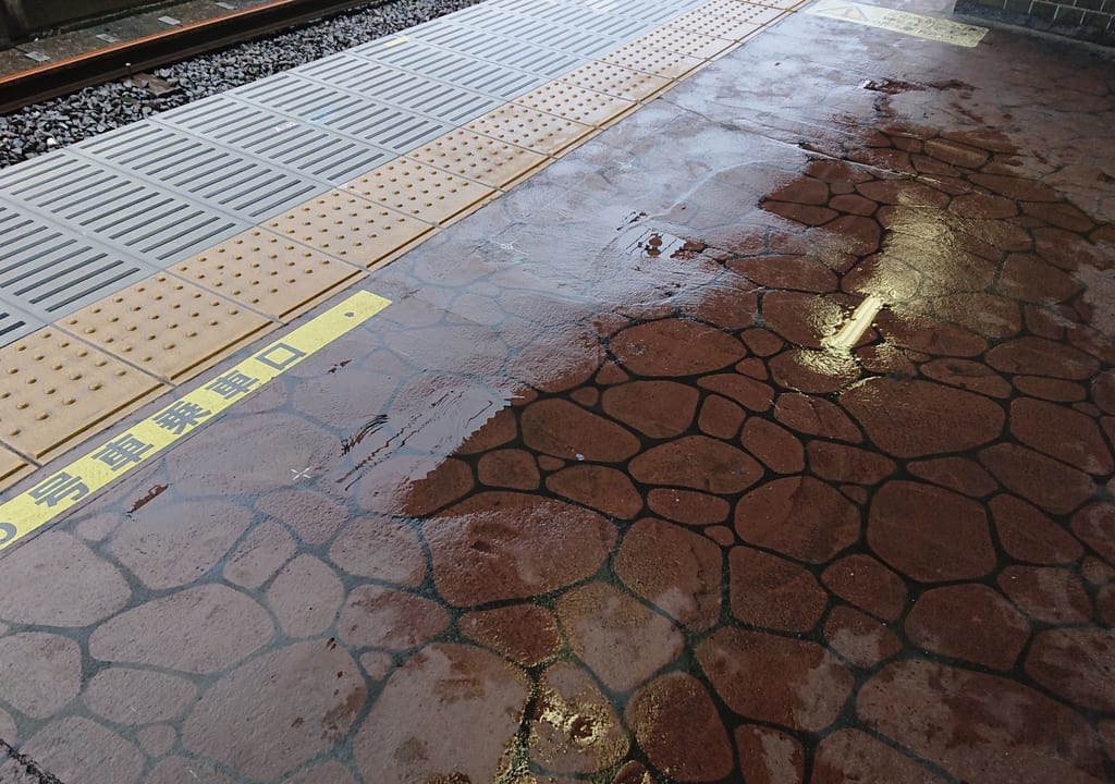 本八幡駅ホームの雨漏り