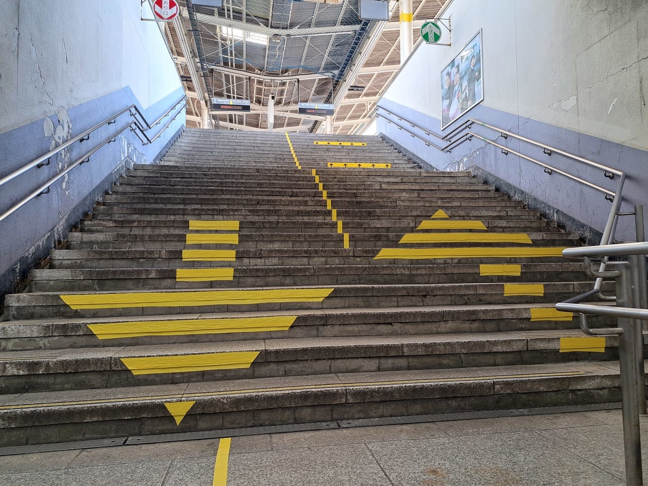 下総中山駅の階段がキレイになっておりました