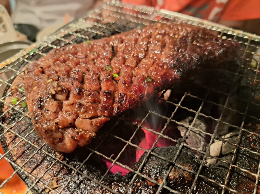 亀戸ホルモン本八幡店のレンガを炭火焼でいただく