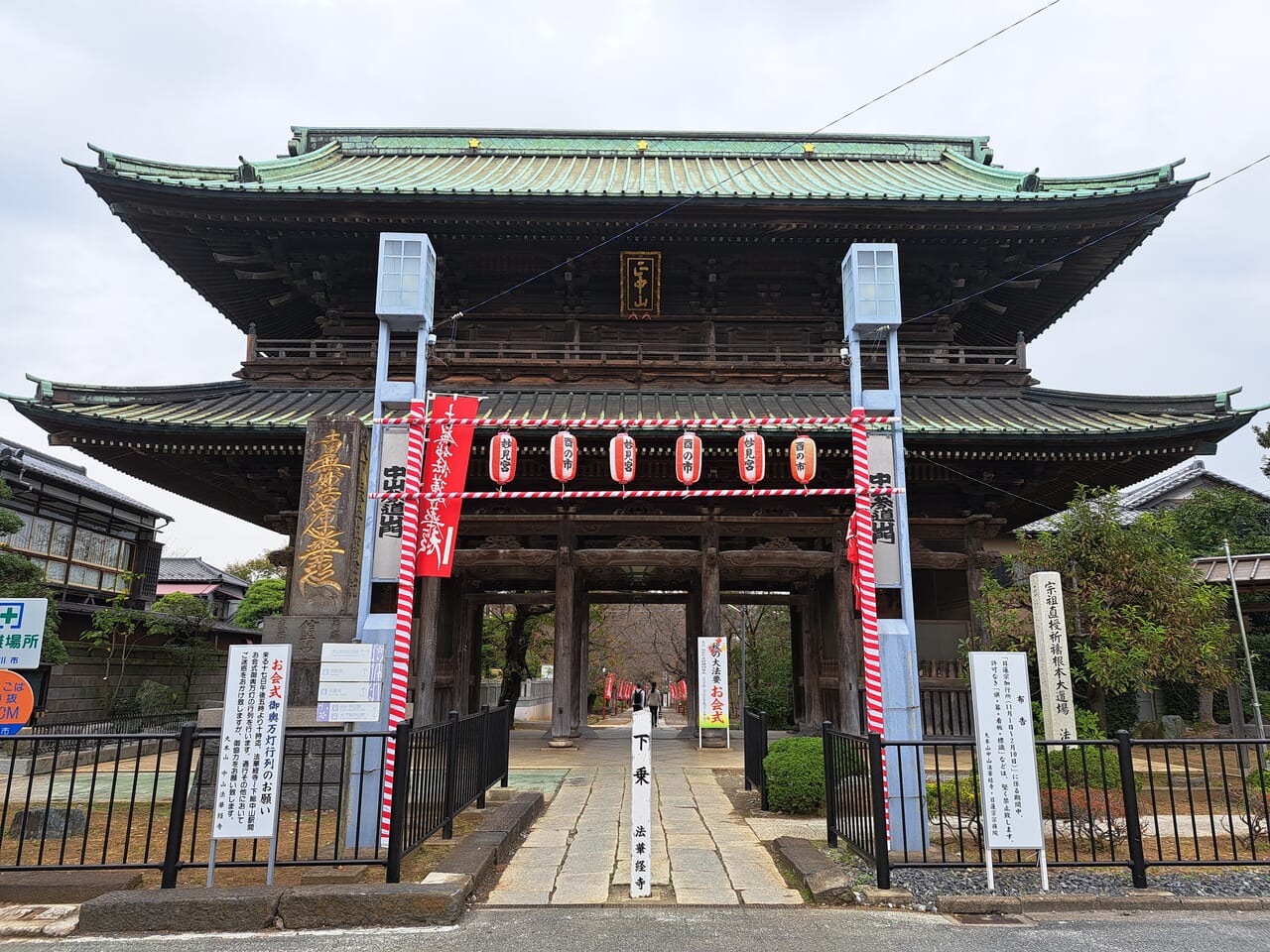中山酉の市2023の赤門の装飾