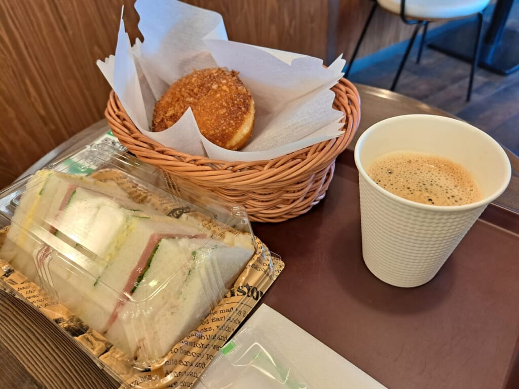 マロンド本八幡店のイートインスペースでランチタイムを楽しむ