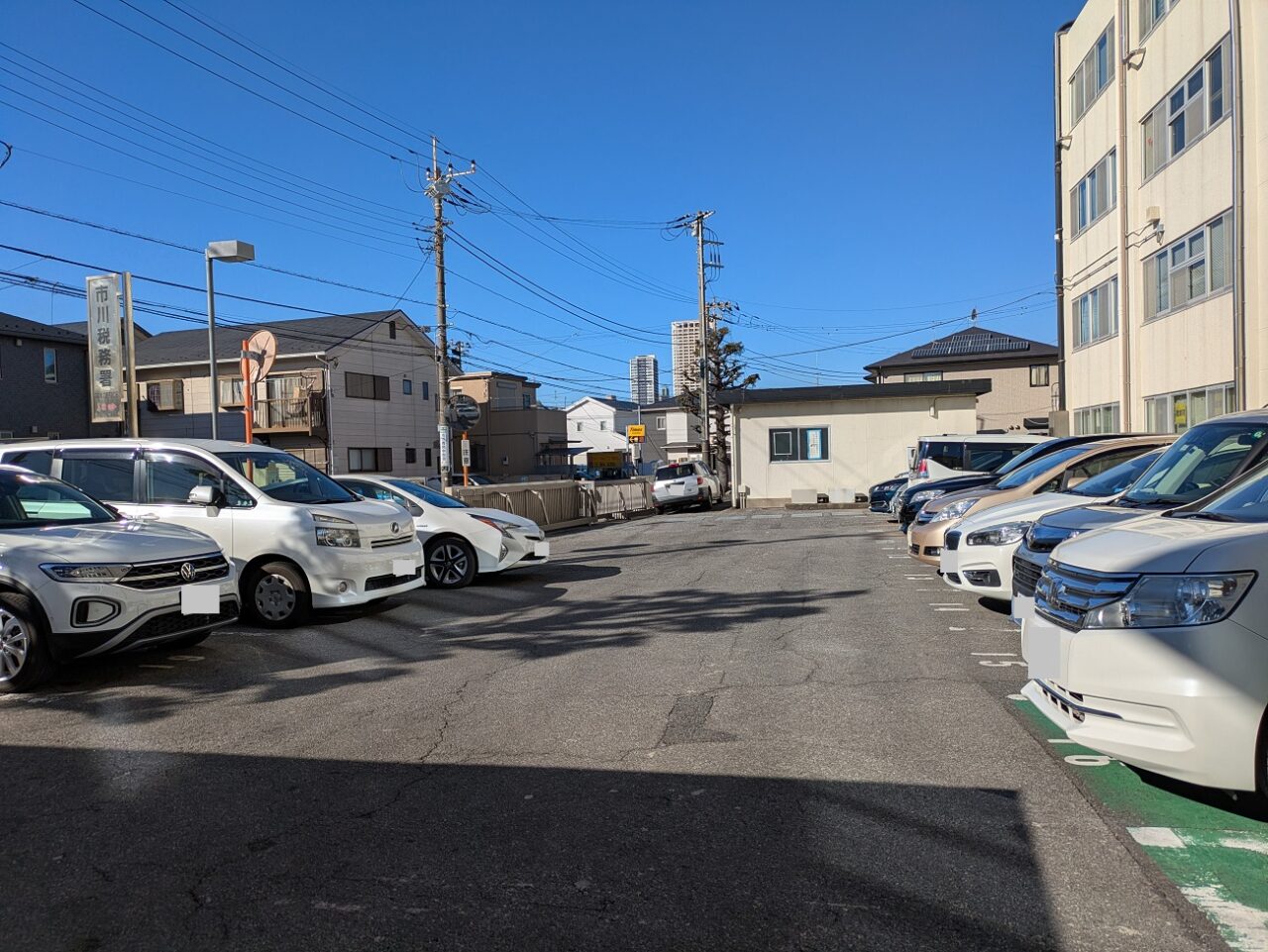 市川税務署の駐車場は裏にあります