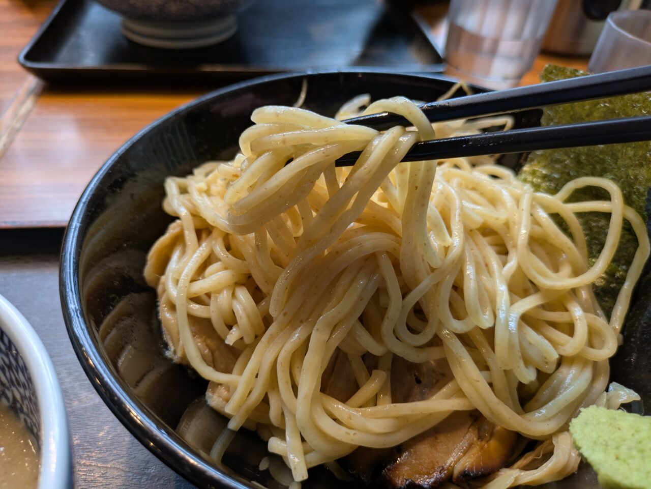 ラーメン鈴家の濃厚鶏魚介つけ麺のもちもち麺