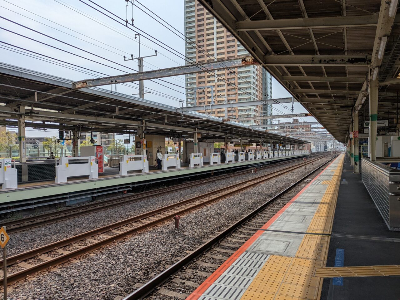 総武線快速市川駅ホームから各駅停車ホームを見る