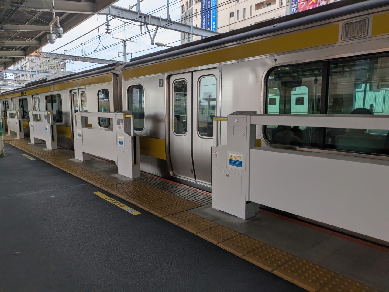 総武線各駅停車市川駅にホームドアが設置
