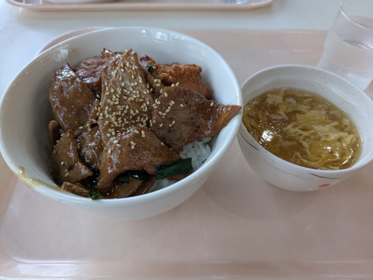 レバニラ丼とスープ