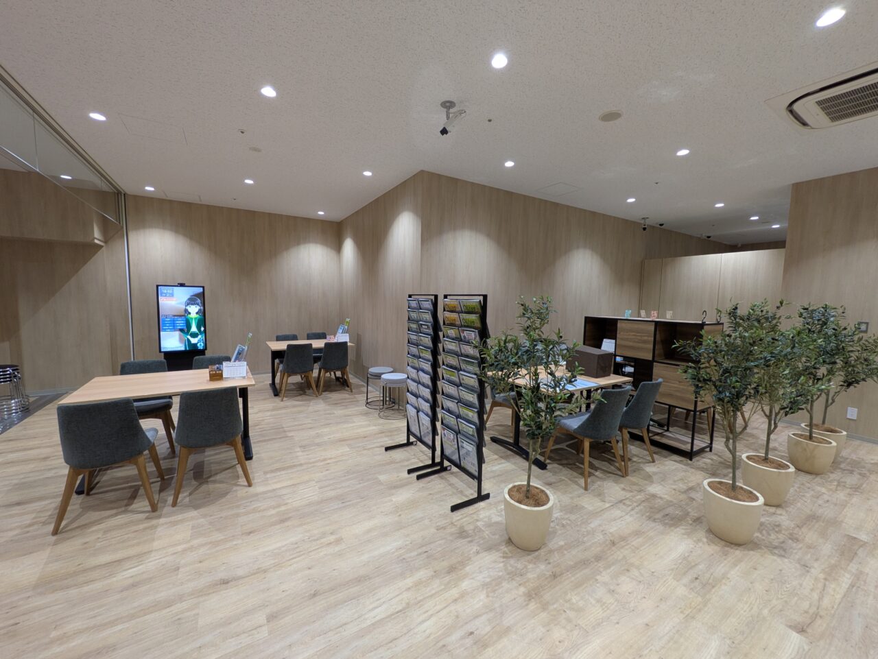 三井住友銀行ニッケコルトンプラザ市川店の店内