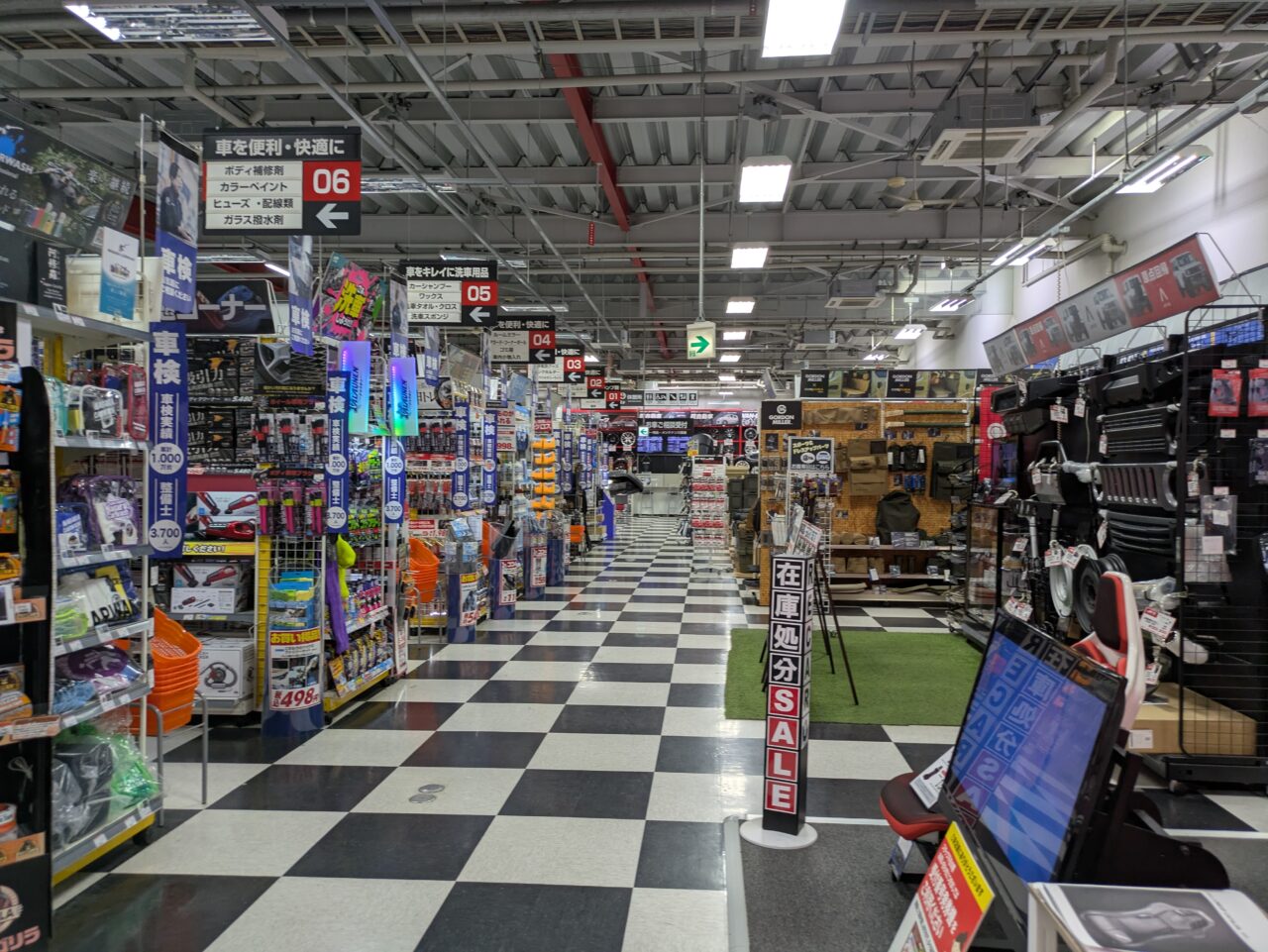 スーパーオートバックス市川の店内