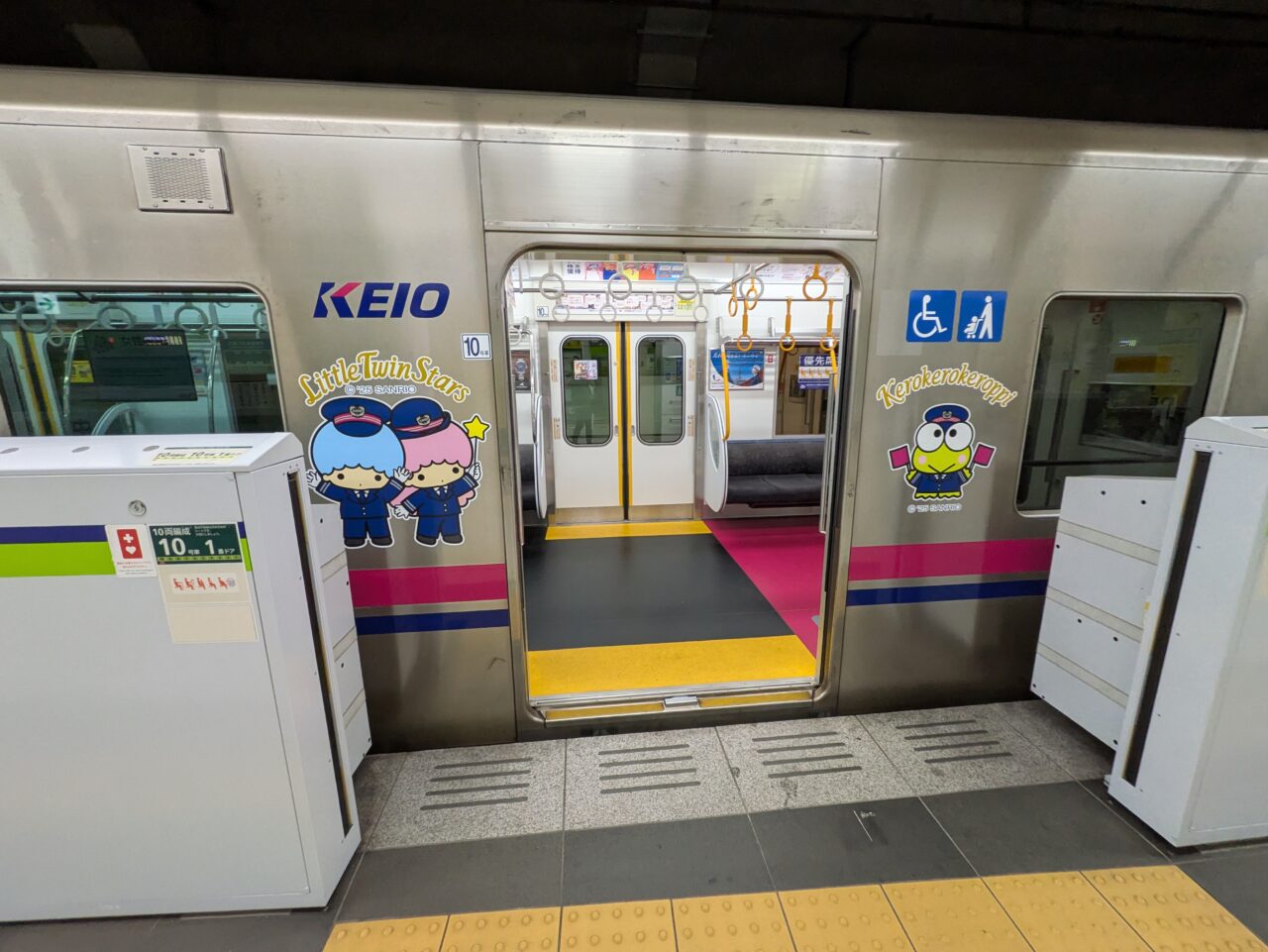 京王線サンリオラッピング電車キャラクター制服

