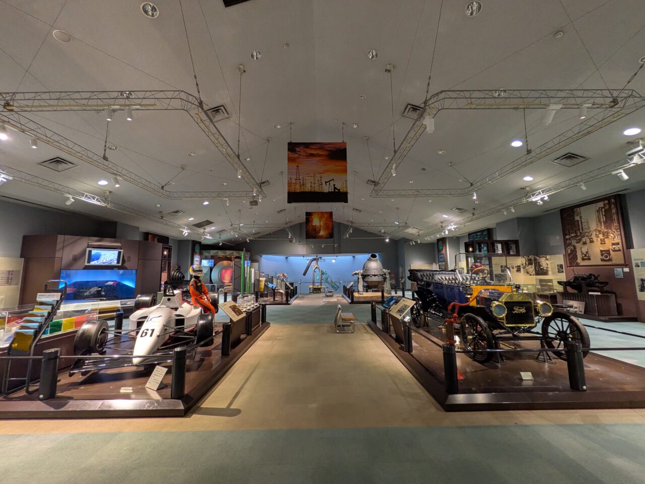 現代産業科学館の展示
