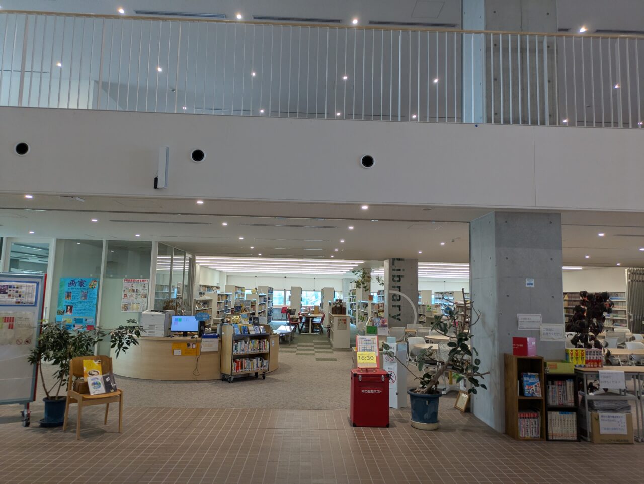 千葉商科大学付属高校の図書室入口