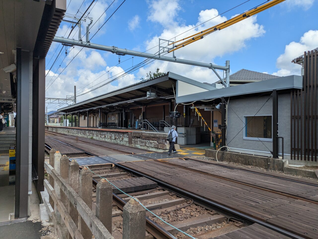 京成中山駅の構内踏切
