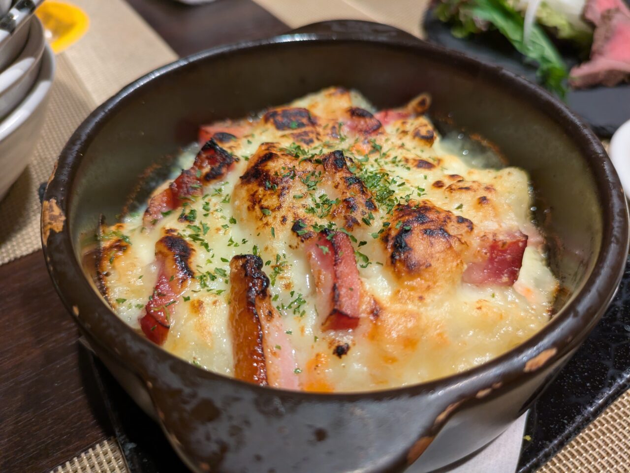 肉の弥生のベーコンとポテトのチーズ焼き