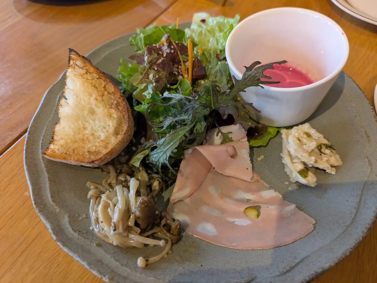チバットリアの野菜サラダ