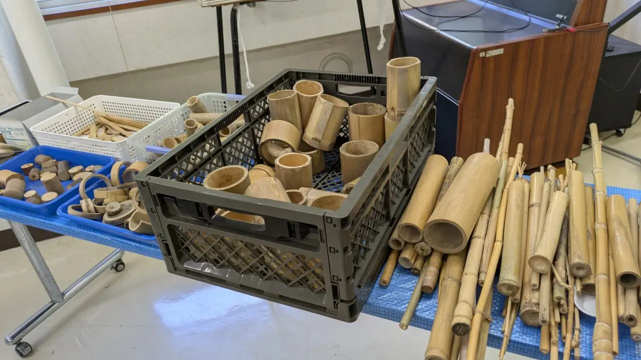 少年自然の家の宿泊体験の竹細工教室