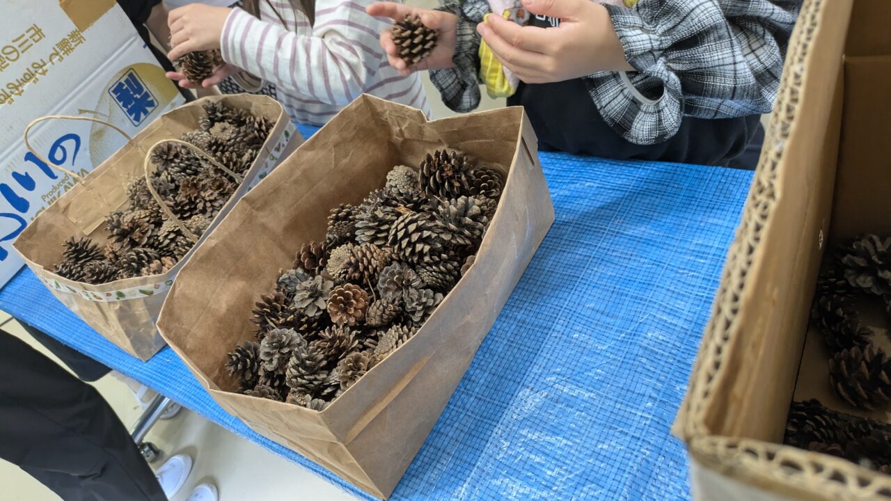 少年自然の家の宿泊体験のリース作り