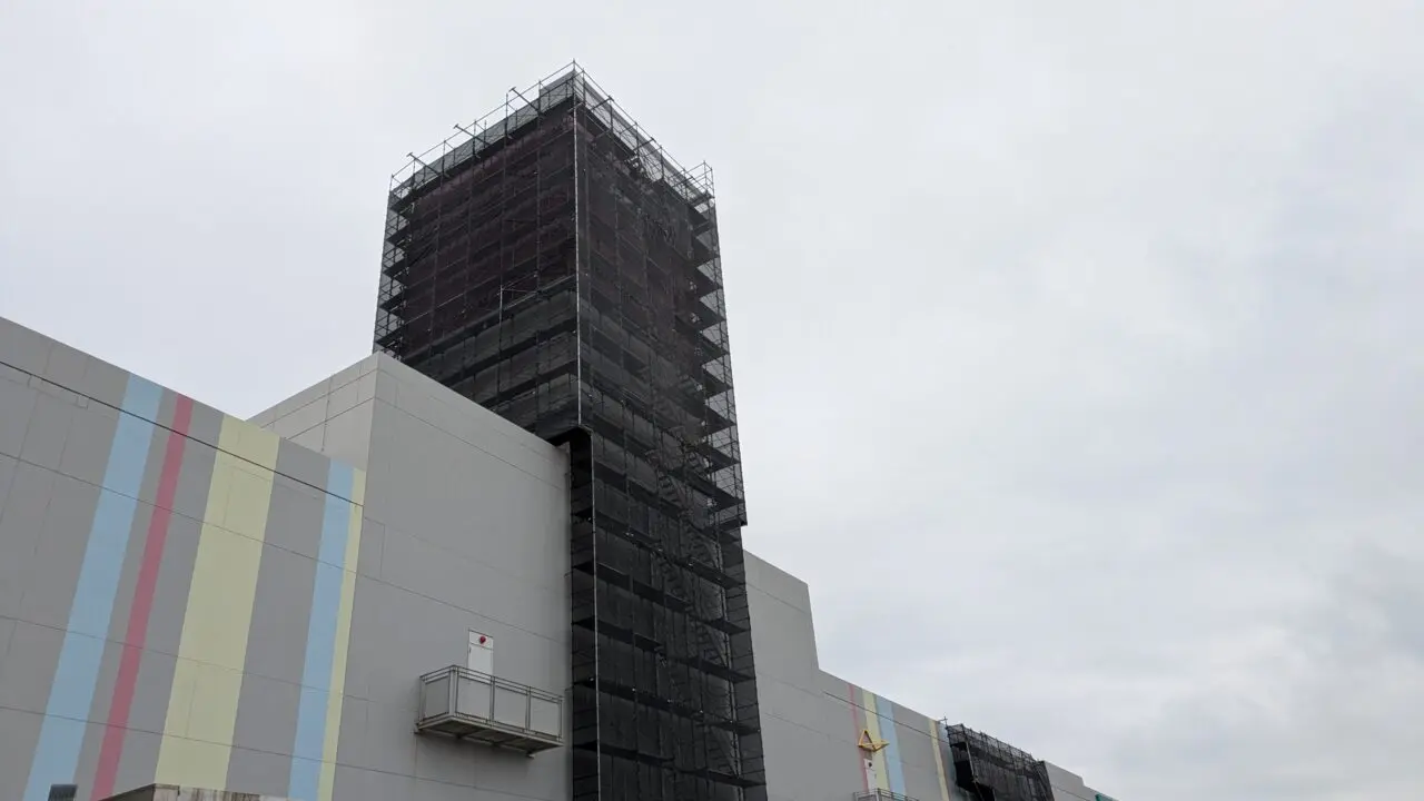 ニッケコルトンプラザ塔屋看板が工事中