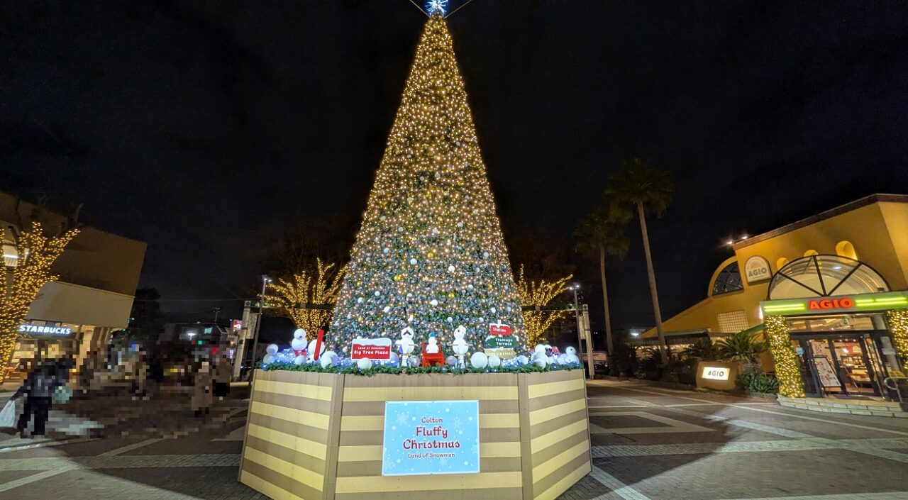 ニッケコルトンプラザの西側入口のツリー