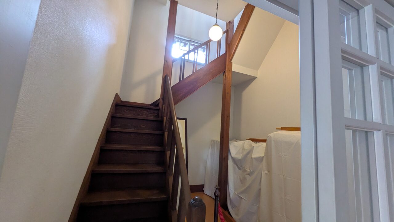 木内ギャラリーの塔屋の階段