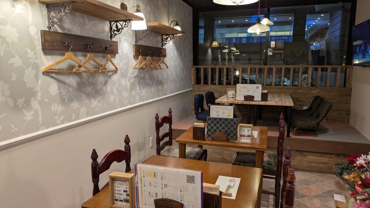 結飯のテーブル席