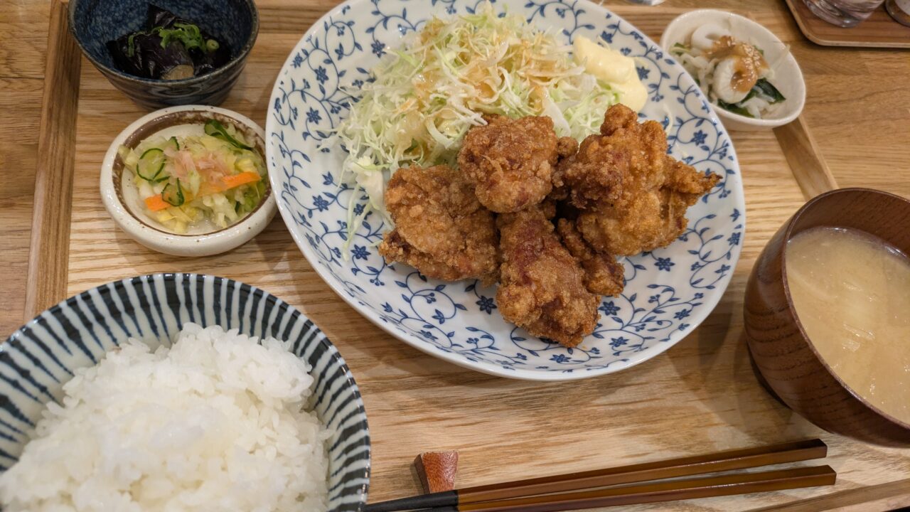 食堂オーツカの唐揚げ定食
