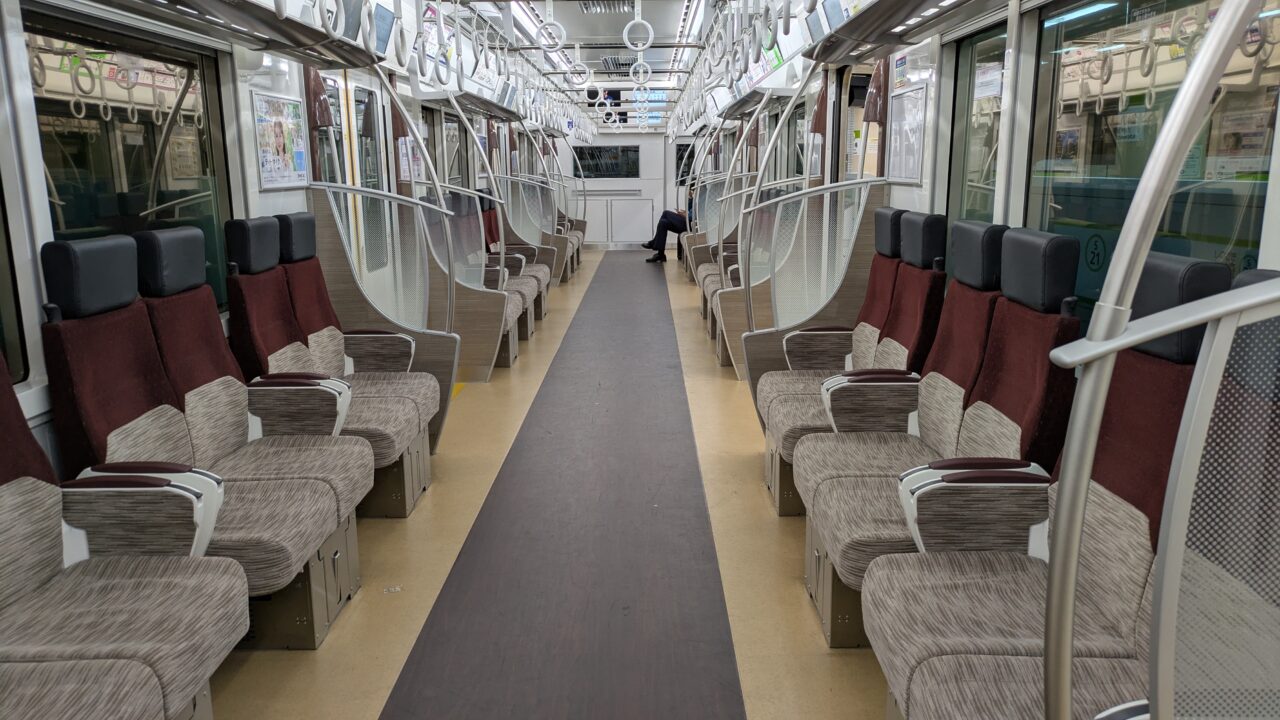 京王線5000系の車内
