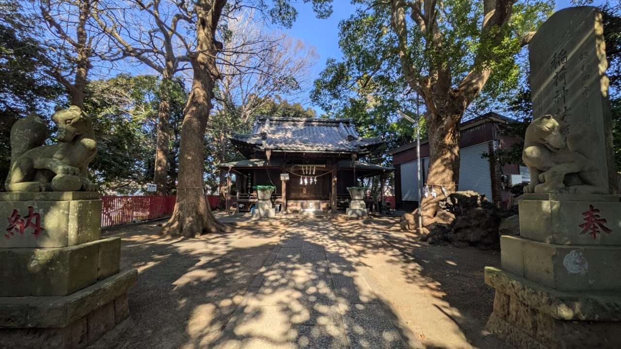 小栗原稲荷神社の境内