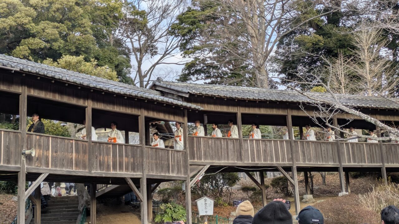 法華経寺境内の成満会の僧侶