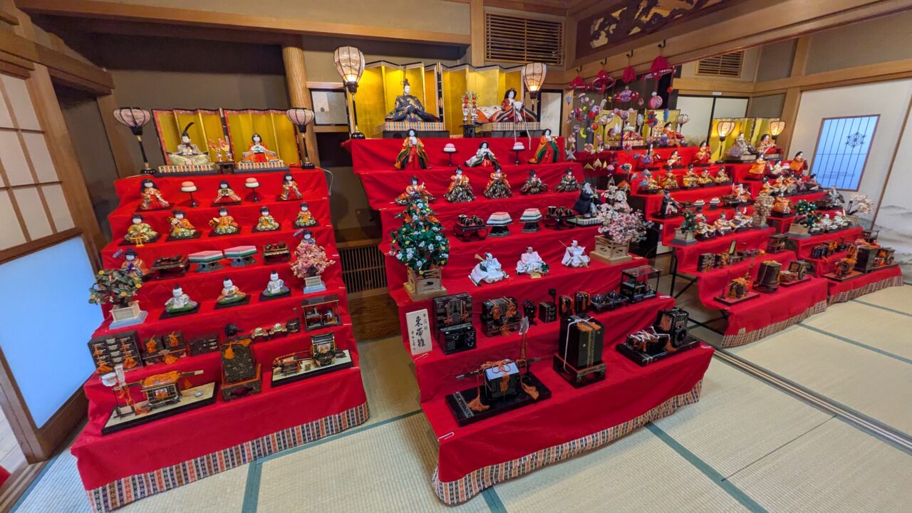 清華園のひな飾り