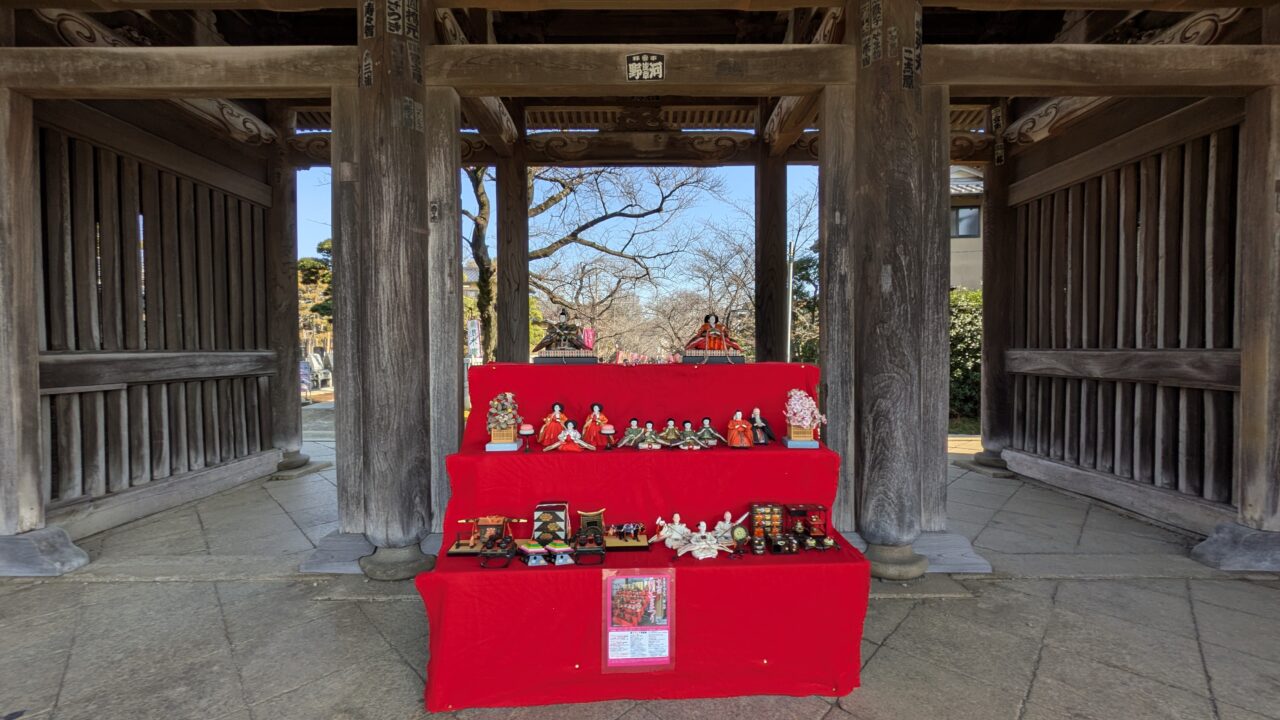 赤門のひな飾り