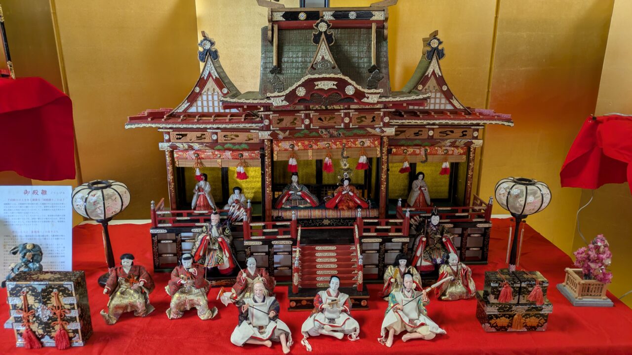 奥之院の御殿雛