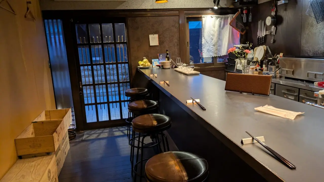 ワインと焼鳥ふじの店内