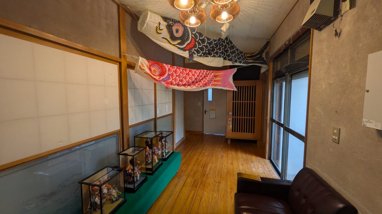 清華園の五月人形展のこいのぼり