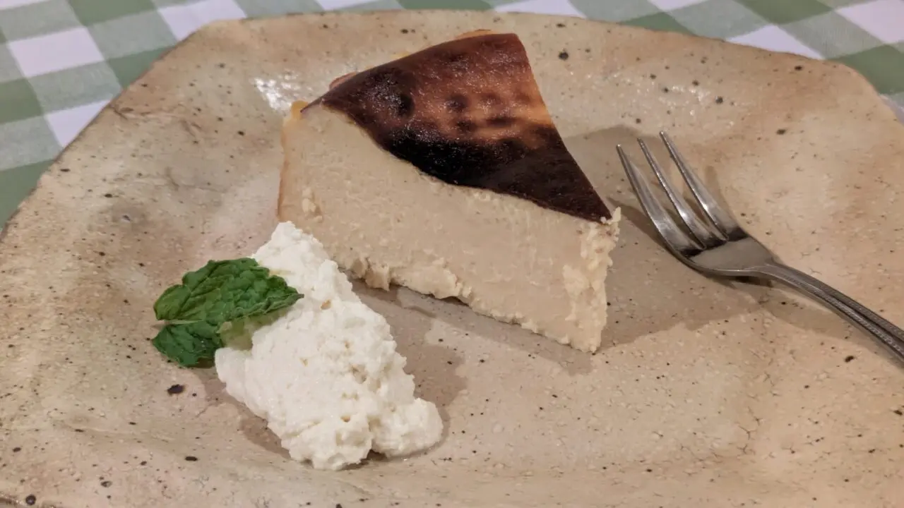 富田屋食堂のバスクチーズケーキ