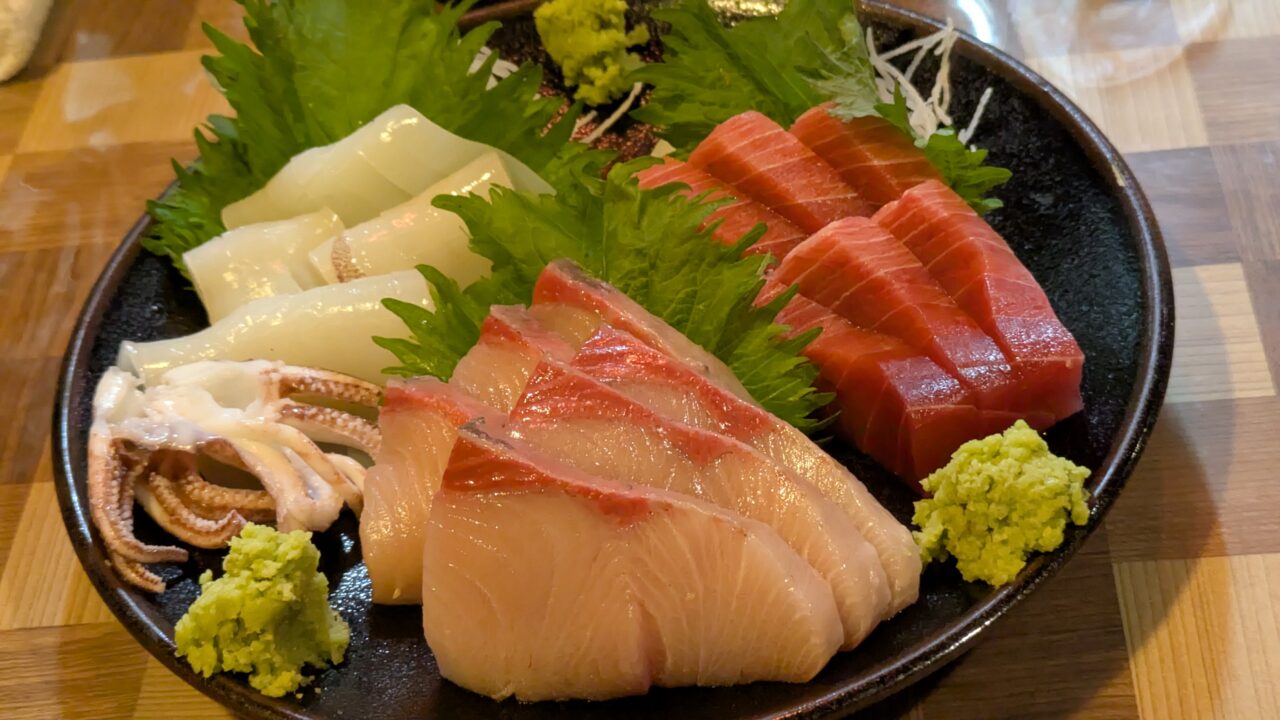 居酒屋ぼちぼちの刺身盛り合わせ