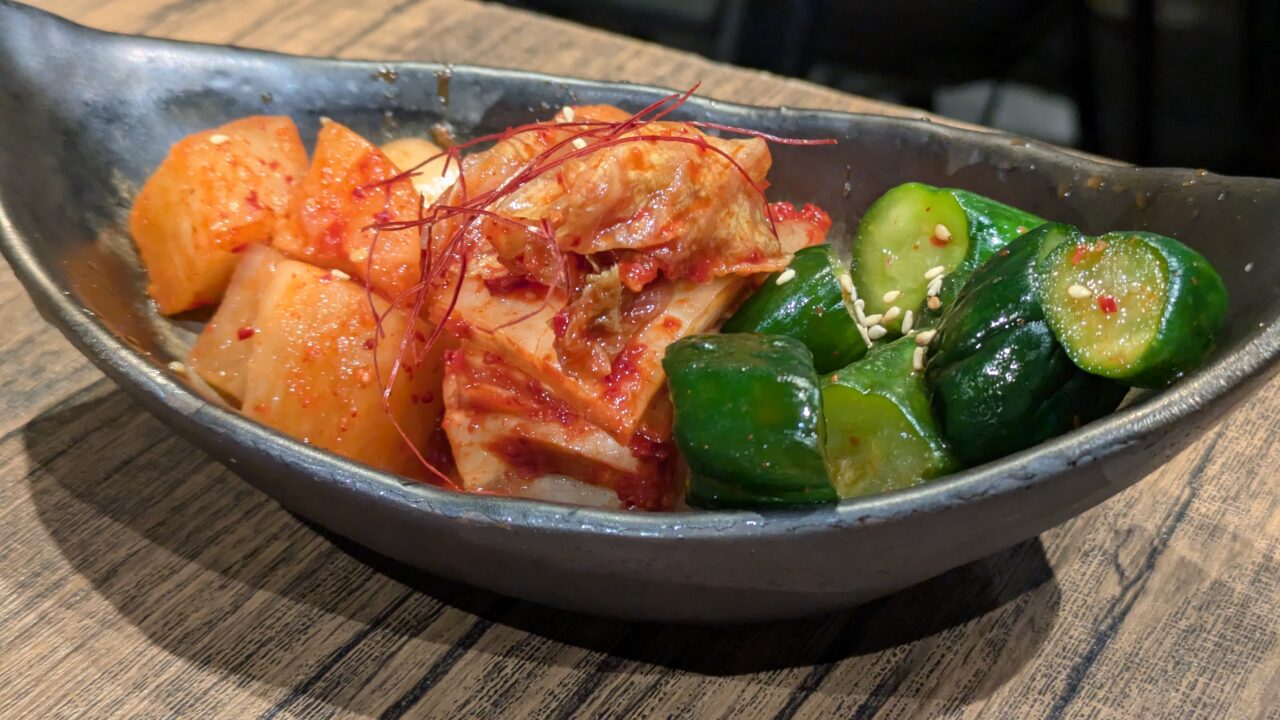 ホルモンはやぶさのキムチ盛り合わせ